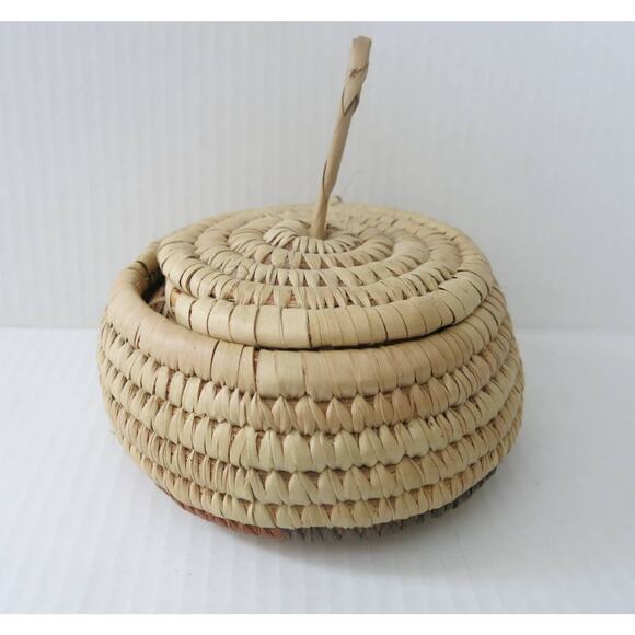 AFRICAN/NIGERIAN Hand Woven Basket Grass Tribal Ethnic with Lid and Hanger - Picture 2 of 5